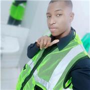 Profesor de informática le enseña a todo los niños de diferentes cursos